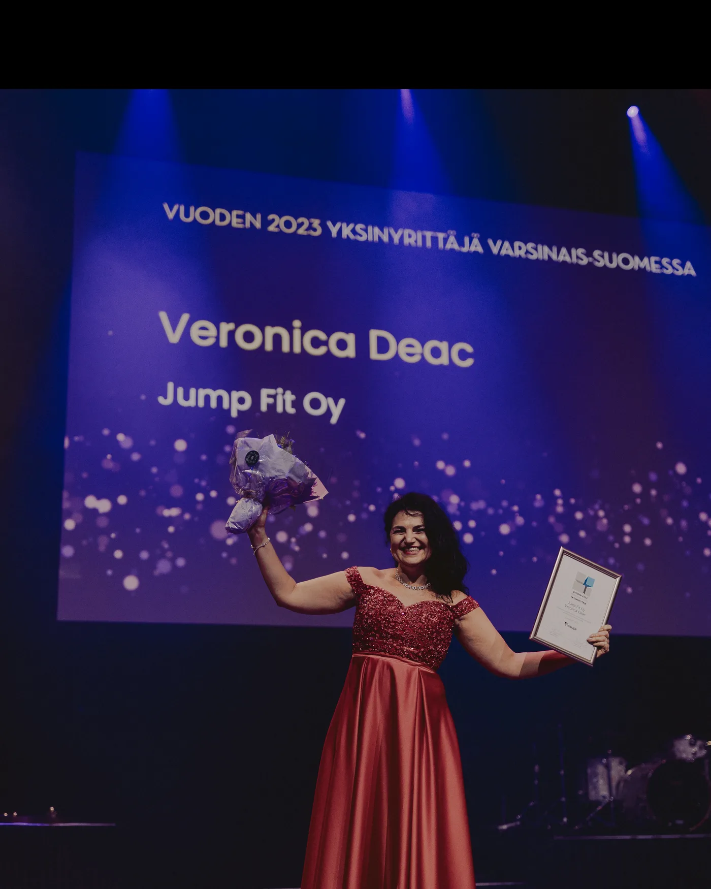 Veronica receiving an award on stage at the Yrittäjäägaala gala