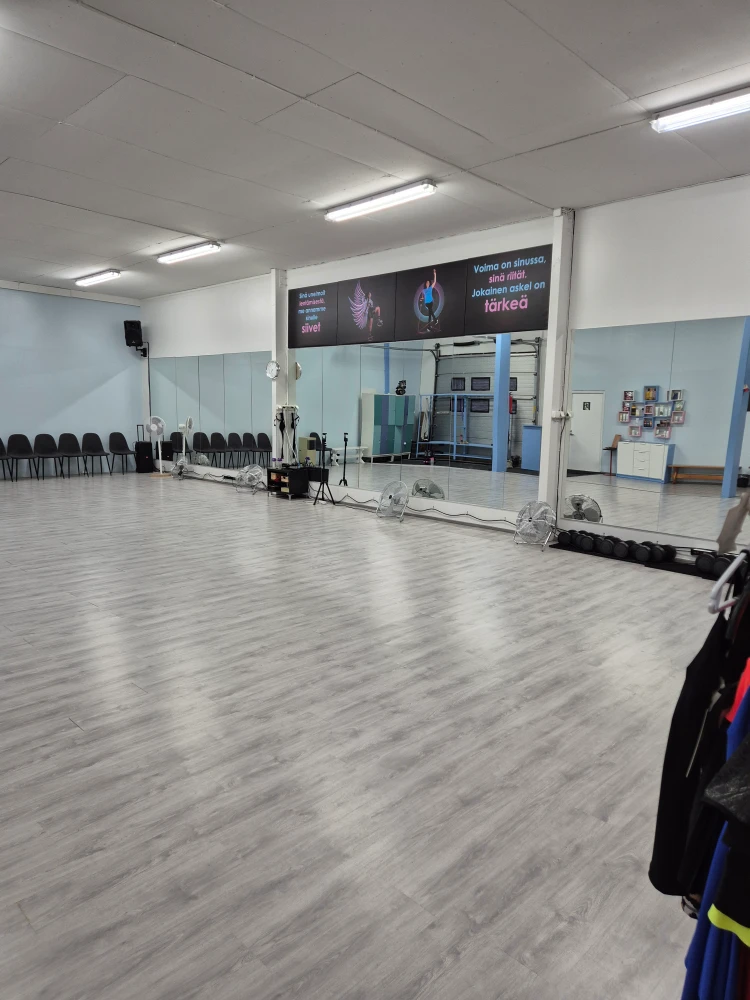 studio-empty-2.webp