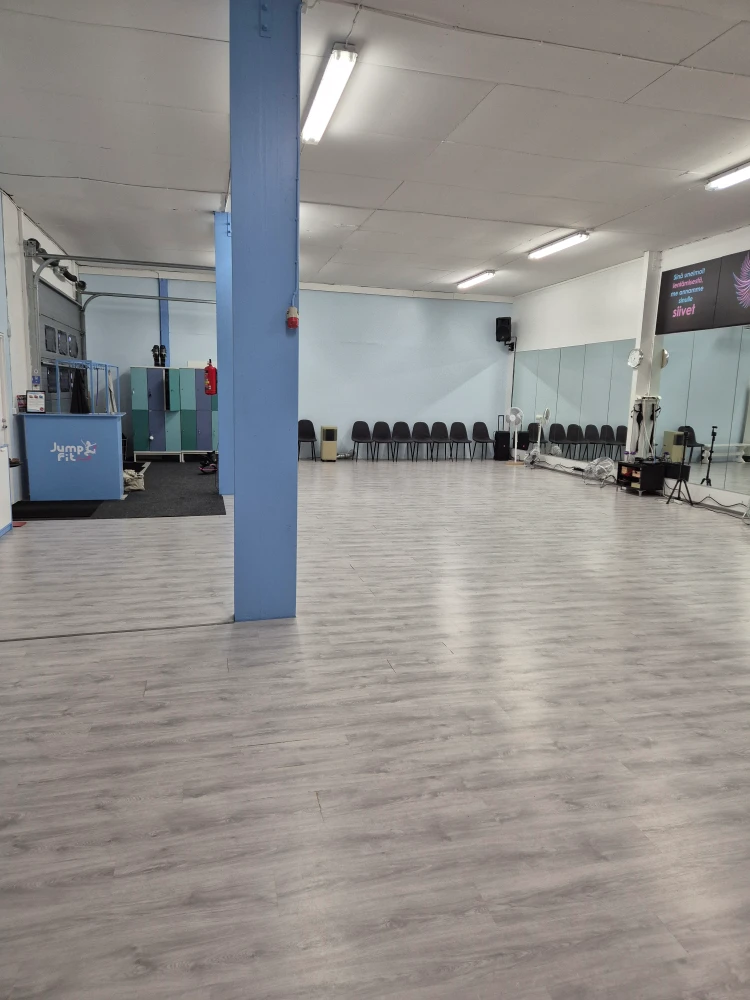 studio-empty-3.webp